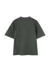 T-shirt a maniche corte di colore verde scuro con colletto a girocollo. Il tessuto appare morbido e il design è semplice, senza motivi o grafiche visibili.