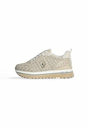 Sneaker beige con tomaia a fantasia e logo bianco. Presenta una suola ammortizzata con grip testurizzato e strisce laterali a contrasto.