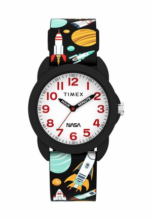 Detské analógové hodinky Timex s červenými číslicami, označenými hodinovou a minútovou ručičkou, čiernym puzdrom a remienkom s vesmírnou tematikou obsahujúcim rakety a planéty.