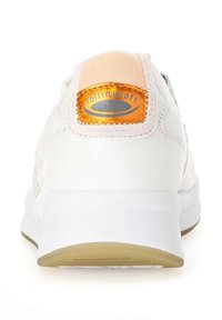 Witte sportschoen met een gevoerde hiel, voorzien van een oranje en zilveren logo patch. De zool heeft een gestructureerde, lichtbruine rubberen afwerking.