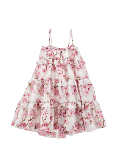 Vestido floral con diseño en capas, hecho de una tela liviana con patrones de flores de cerezo en color rosa, tirantes ajustables y dobladillo con volantes.