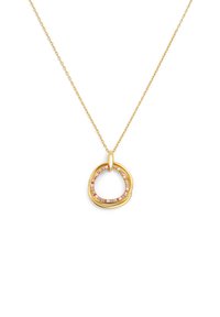 Goldene Halskette mit einem runden Anhänger, der ein inneres Detail aus rosafarbenem Edelstein enthält, glatter Textur und einer zarten Kette.