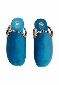 Pantofole in velluto blu con una rifinitura interna a stampa leopardo, dotate di un morbido interno e design aperto sul retro per un facile indossamento.