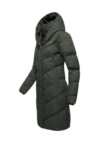 Temno zelena, prešita dolga plašč z veliko kapuco, z zadrgo spredaj, stranskimi žepi in rebrastimi manšetami, z logotipom na rokavu.