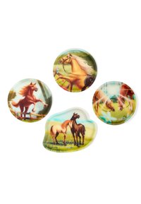 Quattro piatti a tema cavalli di forme diverse. Due rotondi con illustrazioni dettagliate di cavalli e uno di forma irregolare che presenta due cavalli.