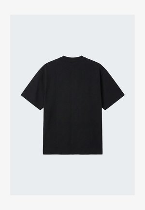 T-shirt noir à manches courtes et col rond, présenté à plat de dos sur un fond gris clair.