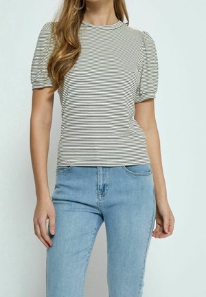 Haut à manches courtes rayé avec un col rond, doté de manches bouffantes et d'une taille cintrée. Les couleurs sont crème et noir avec une texture subtile.