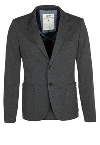 Blazer gris confeccionado en tela texturizada con cierre de dos botones, solapas con muesca, dos bolsillos frontales y forro interior azul marino.