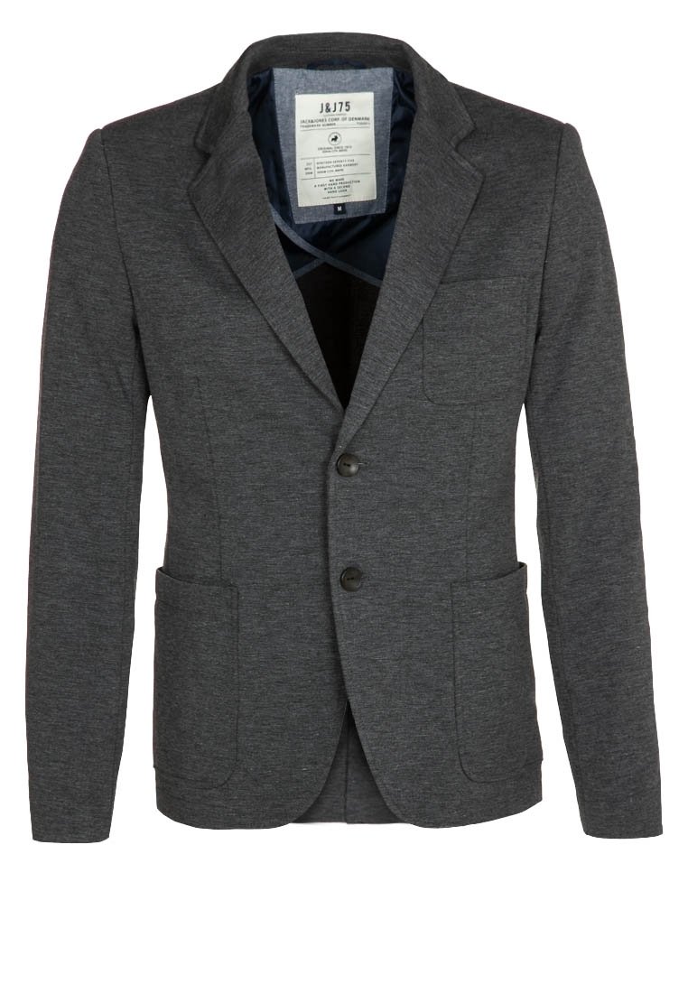 Blazer gris confeccionado en tela texturizada con cierre de dos botones, solapas con muesca, dos bolsillos frontales y forro interior azul marino.