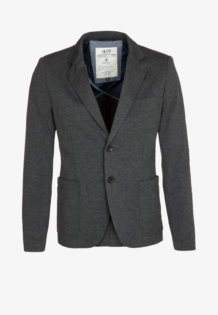 Blazer gris confeccionado en tela texturizada con cierre de dos botones, solapas con muesca, dos bolsillos frontales y forro interior azul marino.