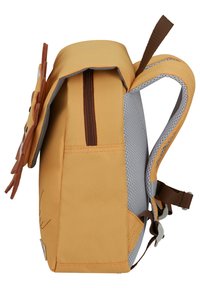 Zaino giallo per bambini con lato in rete grigia, cerniere marroni e un accento decorativo a forma di fiore sul davanti. Forma compatta e rettangolare.