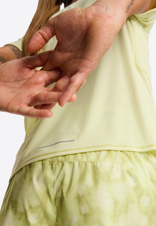 The North Face SUNRISER SS - Camiseta básica - lemon mist — photo 7