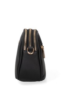Borsa in pelle nera texture con doppia zip dorata, forma rettangolare e dettaglio anello in metallo sul lato.