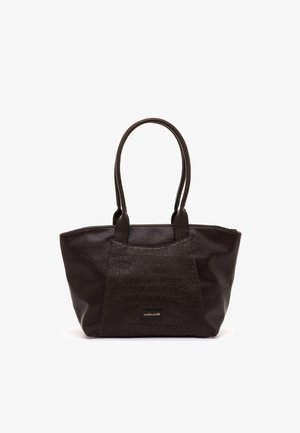Bolso de mano de cuero marrón oscuro con doble asa para el hombro y panel frontal texturizado, con una pequeña etiqueta metálica de la marca.