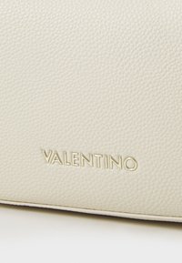 Valentino Bags BRIXTON - Handtasche - ecru