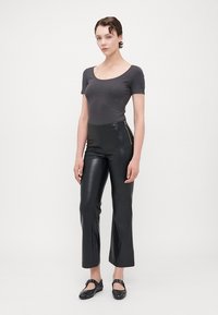 ONLY Tall ONLSMOOTH KICK FLARE - Nohavice - black