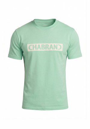 T-shirt vert menthe à manches courtes et col rond avec un logo rectangulaire blanc et le texte "CHABRAND" centré sur la poitrine.