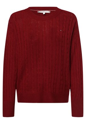 Pull rouge à col rond en maille torsadée avec manches longues, poignets, ourlet et col côtelés, avec un petit logo Tommy Hilfiger sur la poitrine.