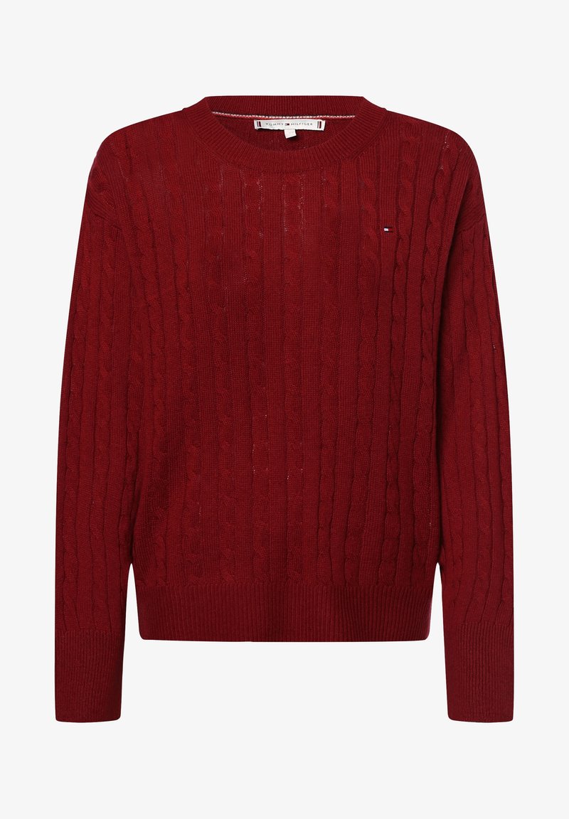 Pull rouge à col rond en maille torsadée avec manches longues, poignets, ourlet et col côtelés, avec un petit logo Tommy Hilfiger sur la poitrine.