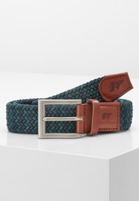 Gewebter Gürtel in Dunkelblau und Grün mit einer rechteckigen silbernen Metallschnalle und Akzenten aus hellbraunem Leder, die mit einem geprägten Logo versehen sind.