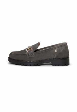 Mocasín de ante gris oscuro con suela negra gruesa, detalle de pieza metálica dorada en el empeine, costuras laterales y puntera redonda.