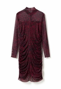 Długo rękawowa burgundowa sukienka z czarnym printem w panterkę, z marszczeniami i wysokim kołnierzem, wykonana z przezroczystego, lekkiego materiału.