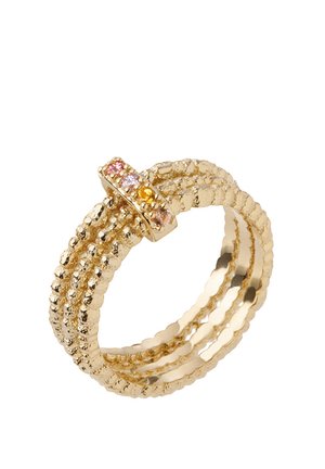 Bague triple anneau texturée en or avec une barre horizontale sertie de petites pierres précieuses roses, violettes et jaunes.