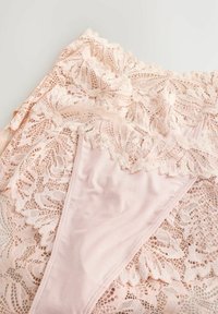 Blonder kvinders undertøj i bl�ød pink, med intrikate blomster mønstre og et glat stofpanel, samt bølgede kanter på blonden.