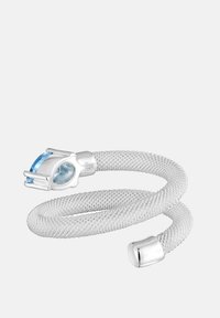 Bracciale flessibile color argento con una texture liscia intrecciata e un elemento in pietra preziosa blu sulla chiusura. Design completato da estremità arrotondate.