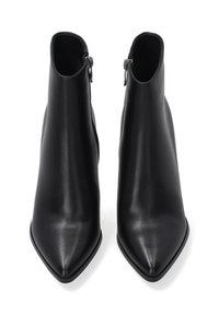 Černé kotníkové boty z hladké kůže, s špičatou špičkou, štíhlým siluetou a bočním zipem pro snadné obouvání.