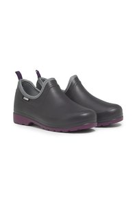 Chaussures noires imperméables avec une finition lisse, doublure grise et semelle extérieure en caoutchouc violet. Présente une coupe basse et une languette à l'arrière pour un enfilage facile.
