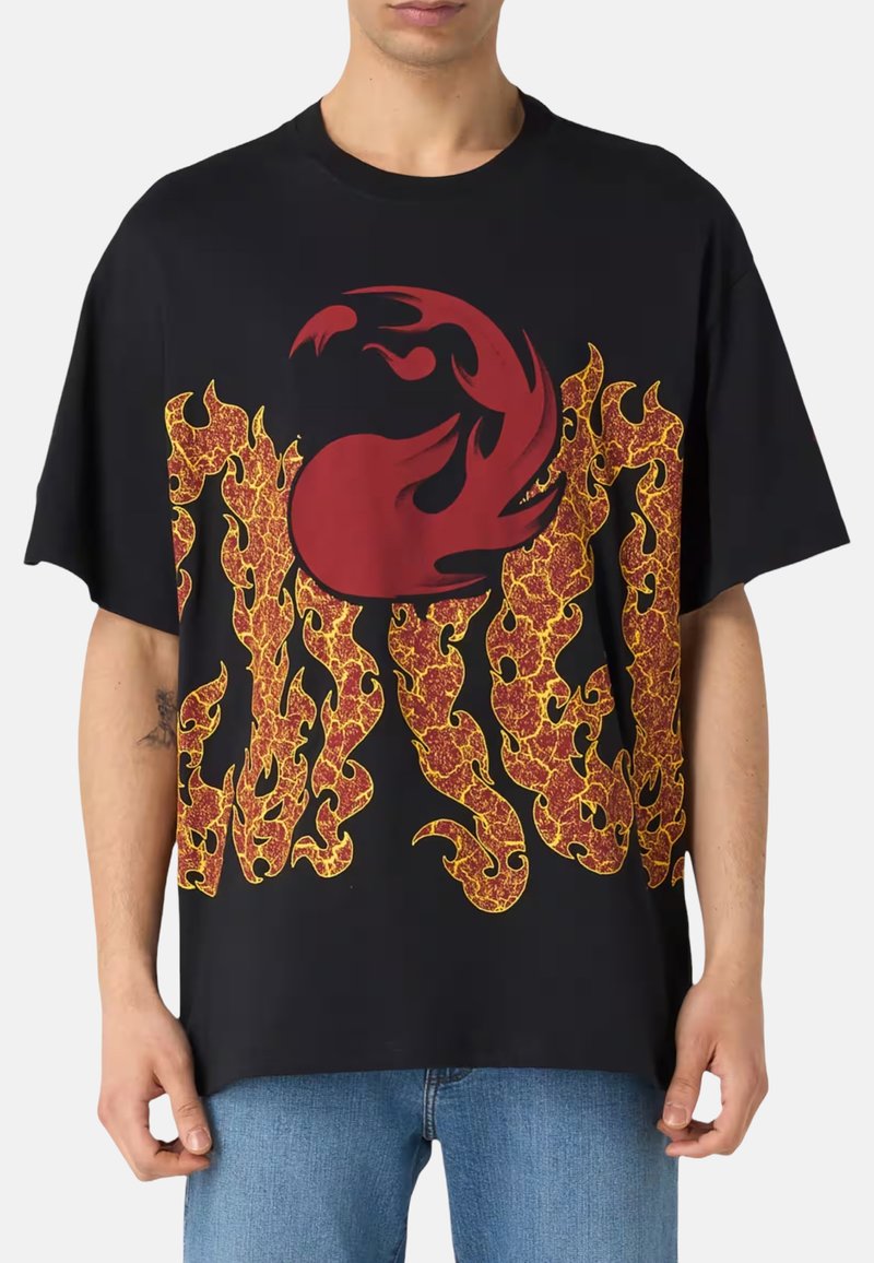 Sorte bomulds T-shirt med store rød-og-gul flammegrafikker, oversized pasform, rund hals og korte ærmer.