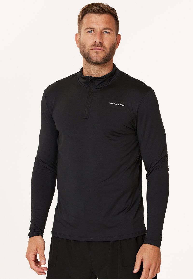Sort langærmet atletisk top med halv-zip krave, der har et tætsiddende design og let, glat stof. Inkluderer "Endurance" logo på brystet.