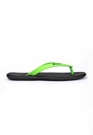 Sandalias de dedo negras con una tira de goma verde, que cuentan con una plantilla texturizada y suela plana. No presentan ningún tipo de adornos adicionales.