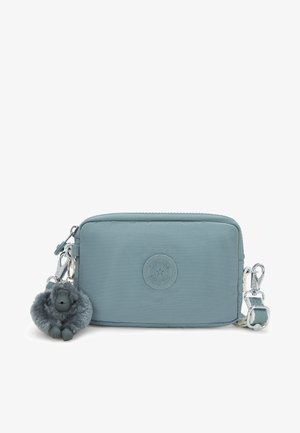 Pochette in nylon blu con zip, logo rotondo, hardware argentato e ciondolo a forma di scimmia con pompon grigio attaccato. Texture liscia, forma rettangolare.