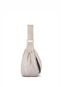 Pouch-stil väska i mjukt beige tyg med veckad design, topprem och sidodragkedjestängning för säker förvaring.