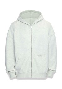 Lys grå zip-up hoodie lavet af blødt stof; har en stor hætte, frontlommer og ribbede manchetter, med et lille mærke på den nederste venstre side.
