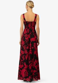 Maxikleid mit schwarzem Hintergrund und roten Blumenmustern, dicken Trägern und einem gerafften Oberteil für zusätzlichen Textur und Passform.