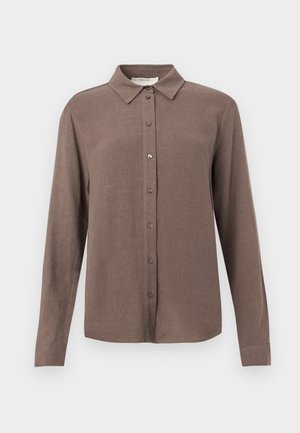 Pruun pikkade varrukatega särk terava kraega, ees nööpidega, pehme tekstuuriga. Lihtne disain ilma mustrite või kaunistusteta.