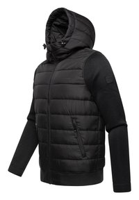 Giacca a vento nera con cappuccio, dotata di un frontale trapuntato, maniche in maglia, tasche laterali con zip e un patch con logo sulla spalla sinistra.