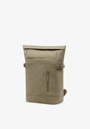 Sac à dos beige à fermeture roulante, façade en tissu côtelé, petite poche verticale zippée, sangles latérales à boucle et logo "Kapten & Son" sur la partie supérieure.