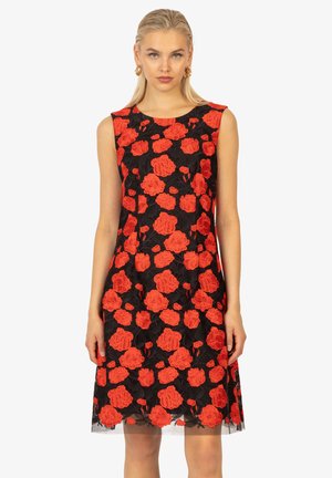 Schwarzes Kleid mit floraler Spitzenoberfläche und erhabenen roten Rosenmustern, ärmellos und mit knie-langer Saum.