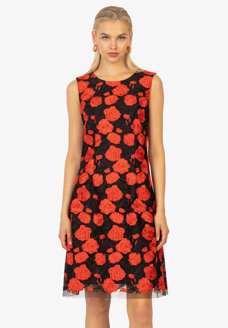Abito nero con sovrapposizione in pizzo floreale con motivi di rose rosse in rilievo, design senza maniche e orlo all'altezza del ginocchio.