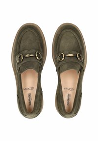 Bottines en nubuck vert à enfiler avec un bout rond, ornées d'une boucle métallique décorative et d'une semelle en caoutchouc flexible. Légères et rembourrées.