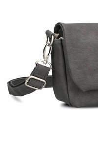Borsa in pelle grigia con superficie testurizzata, tracolla regolabile e accessori in argento. Presenta una chiusura a pattina e un design minimalista.