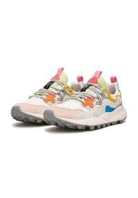 Sneaker multicolori con una combinazione di rete, suede e gomma. Caratteristiche includono una linguetta sul tallone rosa, accenti testurizzati e una suola grigia resistente.