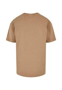 Brun bomulds t-shirt, rund hals, korte ærmer, ensfarvet, glat struktur, lige kant, ingen synlige grafik eller mønstre.