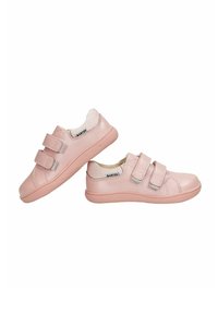 Sneaker rosa chiaro con due cinturini in Velcro, tomaia in pelle liscia, dettagli in mesh e suola in gomma testurizzata.