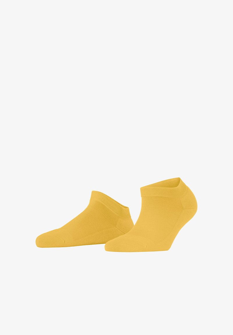 Deux chaussettes jaunes jusqu'à la cheville disposées côte à côte sur un fond blanc, montrant la texture tricotée et la forme du talon.