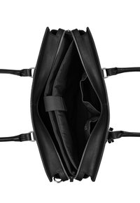 Borsa a tracolla in pelle nera con apertura con zip, molteplici scomparti e tracolle regolabili. L'interno è foderato in tessuto nero.